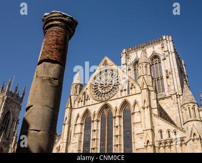 Rose Fenster, Central Tower und römischen Spalte York Minster UK Stockfoto