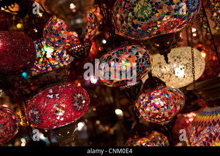 Glasmalerei Lampen auf dem Gran Basar, Istanbul, Türkei Stockfoto