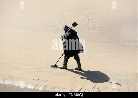 Mann mit Metalldetektor am Strand von Blackpool England Uk Stockfoto