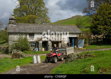 Landwirt mit Quad bei weitem Orrest Farm, in der Nähe von Windermere, Lake District National Park, Cumbria England uk Stockfoto