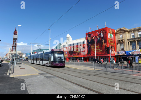 Eine neue Blackpool Straßenbahn am Hauptbahnhof Pier in Blackpool Uk ging die neuen Bombardier-Straßenbahnen in Betrieb April 2012 Stockfoto