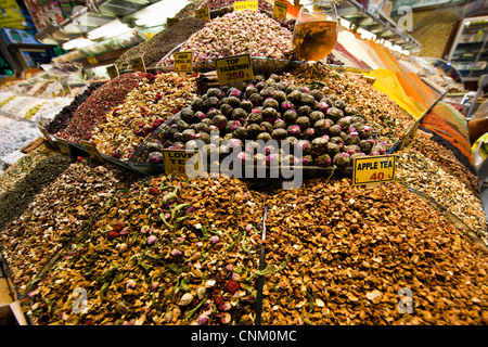 Tees und Gewürze auf dem ägyptischen Basar, Istanbul, Türkei Stockfoto