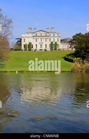 Blick über den See im Frühjahr Blick in Richtung Kingston Maurward House, Sitz der Agricultural College in der Nähe von Dorchester Stockfoto