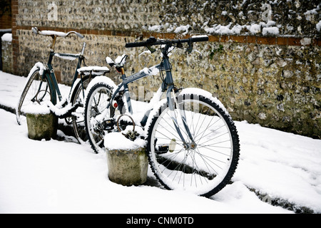 Fahrräder im Schnee Stockfoto