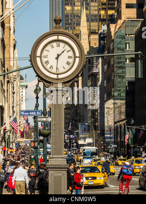 Bürgersteig Uhr, Fifth Avenue 43nd Street, NYC Stockfoto