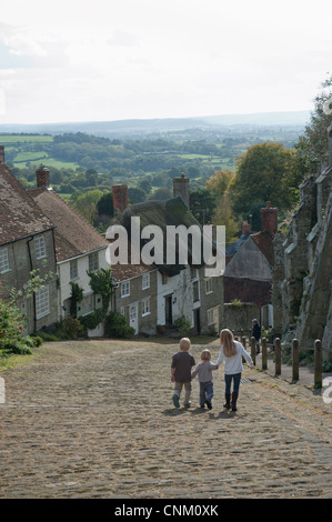 Kinder zu Fuß bergauf Gold in Shaftesbury, berühmt geworden durch die Hovis Anzeige unter der Regie von Ridley Scott Stockfoto