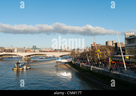 Blick auf den Fluss Themse von Hungerford Bridge Stockfoto