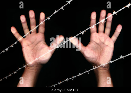 Zwei Hände mit weißen Handschuhen, statt sich um zu ergeben, symbolische Foto Stockfoto