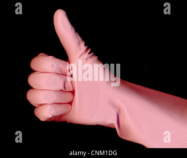 rosafarbene Gummihandschuh, Daumen-hoch-Zeichen für Okay, Stockfoto