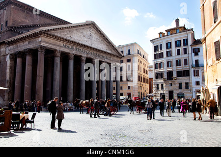 Blick auf die Stadt von Rom mit alten Gebäuden, Denkmäler, Kunst und Sehenswürdigkeiten. Roma, Italia, Europa. Pantheon Stockfoto