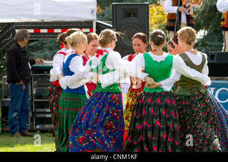 Polnische Highlanders Volkstänzer führen am hinteren der Schafe Festival in Hailey, Idaho, USA. Stockfoto