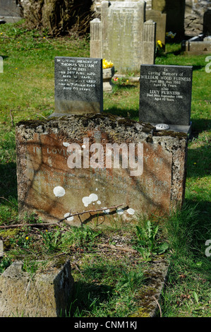 Grabsteine in Eyam Pfarrei Kirche Friedhof Derbyshire England uk Stockfoto