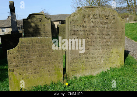 Grabsteine in Eyam Pfarrei Kirche Friedhof Derbyshire England uk Stockfoto