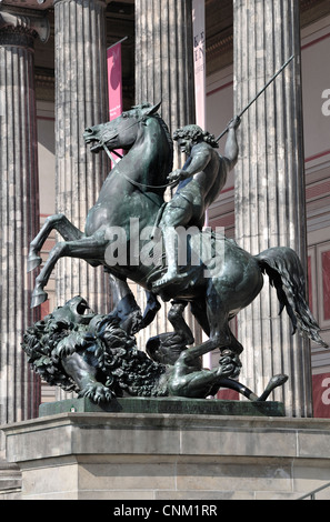 Berlin, Deutschland. Altes Museum (altes Museum) Statue vor Museum - The Lion Fighter / Lowenkampfer (Albert Wolf - 1847) Stockfoto