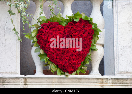 Rose Kranz auf einem Balkon in Venedig, Italien Stockfoto