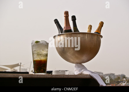 Veuve Clicquot Champagner in einem Kühler am Freitag Brunch im Park Hyatt Hotel, Dubai Creek, Dubai, Vereinigte Arabische Emirate Stockfoto