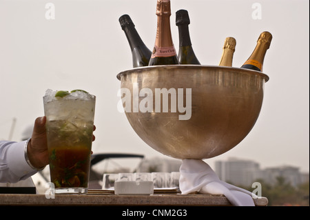 Rum cocktail, Flaschen Veuve Clicquot Champagner am Freitag Brunch im Park Hyatt Hotel, Dubai Creek, Dubai, Vereinigte Arabische Emirate Stockfoto