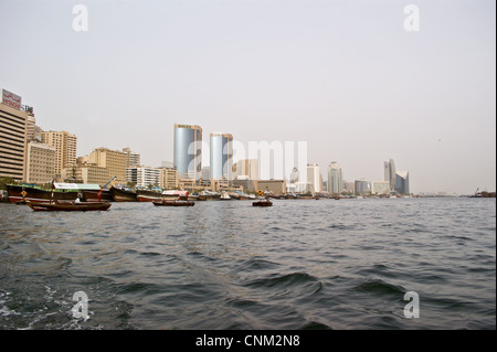 Twin Towers Wolkenkratzer, bei Sonnenuntergang, Dubai Creek, Vereinigte Arabische Emirate Stockfoto