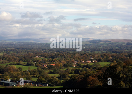 Ein Blick über The Cheshire Plain von Alderley Edge gegenüber Kinder Scout und der Pennine Moors Herbst Cheshire England Stockfoto