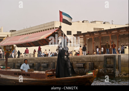 Ein Mann in Darth Vader Kostüm an Bord ein Abra, traditionellen Wassertaxi, Dubai Creek, Vereinigte Arabische Emirate Stockfoto