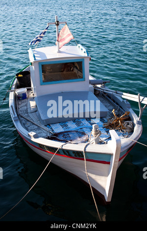 Einem bunten hölzernen Fischerboot vor Anker im Hafen von Sami, Kephalonia, Griechenland Stockfoto