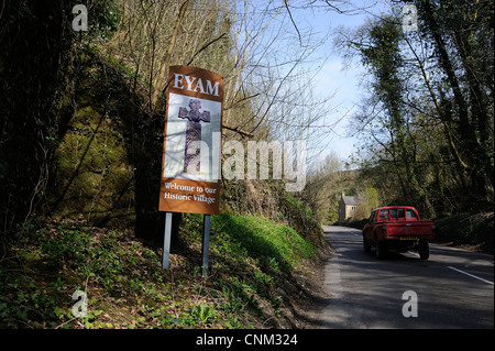 Willkommensschild für Eyam Dorf Derbyshire Peak District England uk Stockfoto