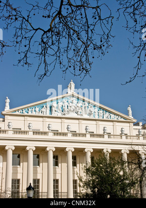 Dekorative Skulpturen auf Klasse 1 aufgeführten Régence-Stil Cumberland House, entworfen von John Nash Regents Park London England Europa Stockfoto