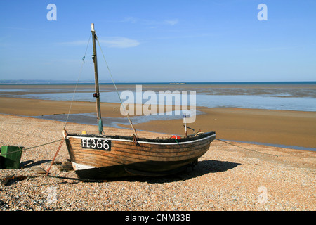 gestrandeten Boot auf Schindel Littlestone am Meer Kent England Stockfoto