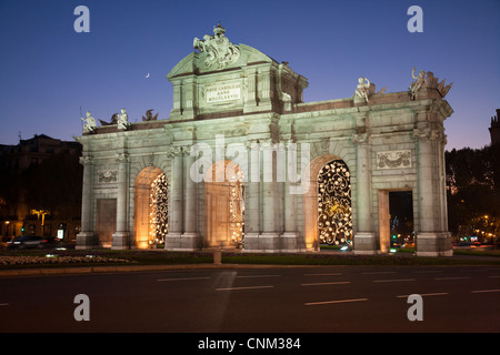 Puerta de Alcalá "Madrid Alcalá Gate Plaza De La Independencia, nachts mit Weihnachtsbeleuchtung und Halbmond. Stockfoto