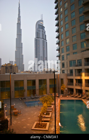 Burj Khalifa, Dubai, Downtown Adresse Turm, bei Sonnenuntergang, gesehen vom Schwimmbad Burj Ansichten, Vereinigte Arabische Emirate Stockfoto