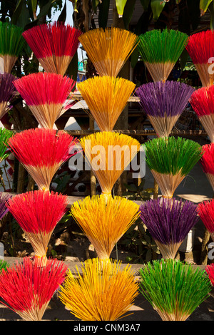 Bunte Bündel von Weihrauch-sticks zu verkaufen, Thuy Xuan Hut Dorf in der Nähe von Hue, Vietnam Stockfoto