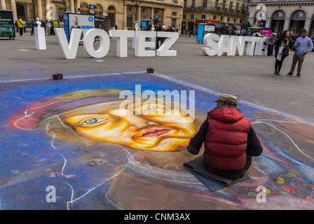 Paris, Frankreich, man Painting Portrait on Street, in der Nähe von 'Doctors Without Borders', ('Medecins du Monde'), NGO, 'Vote for Health Care' , Installation, urbane Jugendliche, Kunst im Freien, Künstler auf der Straße Stockfoto