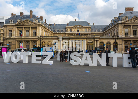 Paris, Frankreich, Ärzte ohne Grenzen, „Medecins du Monde“, NGO, Gesundheitsinformationen, Installation, „Vote for Health“-Zeichen, (Palais Royale) frankreich Pandemie-Menschen, Wahlkampfschilder, frankreich Aktivismus Street Art, frankreich-Wahlen Stockfoto