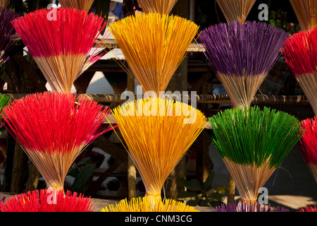 Bunte Bündel von Weihrauch-sticks zu verkaufen, Thuy Xuan Hut Dorf in der Nähe von Hue, Vietnam Stockfoto