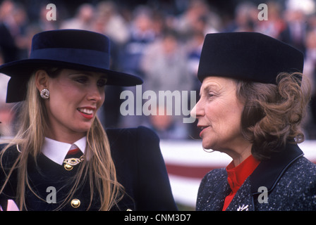 Frau Susan Sangster und Frau Pat O'Brien Cartier Millionen Pferd Rennen Dublin 1989 1980 s Eire HOMER SYKES Stockfoto