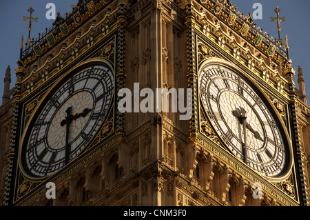 Zwei Zifferblätter der großen Uhr, auf der Bell Tower of Westminster Palast von Augustus Pugin. Im Volksmund bekannt als Big Ben. London, England, Vereinigtes Königreich. Stockfoto