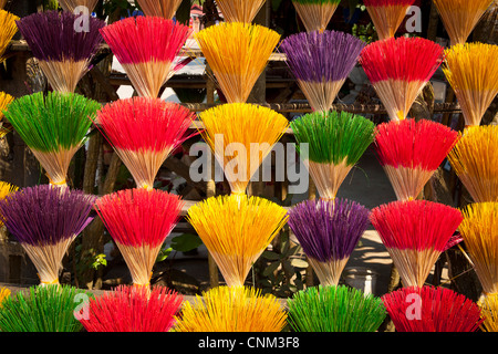 Bunte Bündel von Weihrauch-sticks zu verkaufen, Thuy Xuan Hut Dorf in der Nähe von Hue, Vietnam Stockfoto