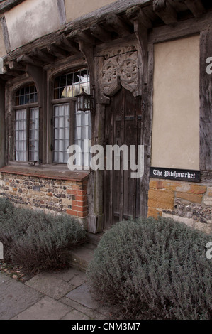 Die Pitchmarket ist eine malerische Terrasse der alten Anfang des 16. Jahrhunderts Tudor Cottages in Abbey Street, Cerne Abbas. Dorset, England, Vereinigtes Königreich. Stockfoto