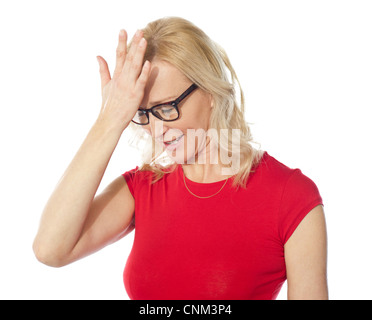 Applying frustrierte Frau hält ihren Kopf auf weißem Hintergrund Stockfoto