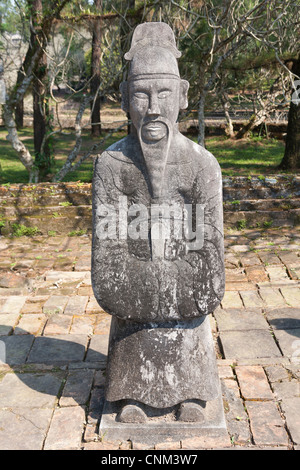 Eine steinerne Statue eines Mannes am Grab des Kaisers Tu Duc, in der Nähe von Hue, Vietnam Stockfoto