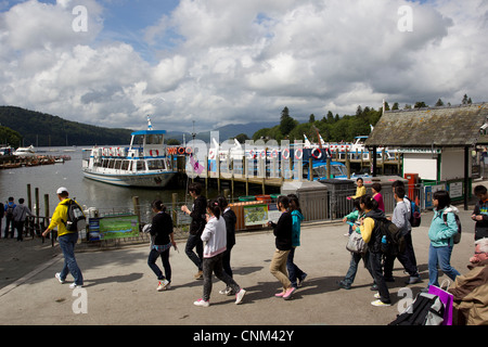 China tour Gruppe von jungen Teenagern die digitalen Fotos von Schwänen und füttern in Bowness Bay am Lake Windermere Stockfoto