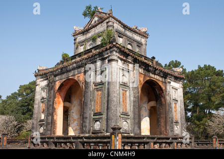 Stele Pavillon Einbeziehung ein Denkmal für Tu Ducs Herrschaft, am Grab des Kaisers Tu Duc, in der Nähe von Hue, Vietnam Stockfoto