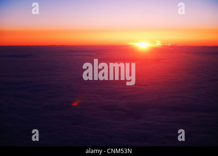 Sonne über Wolken bei 3500 Fuß über dem Meeresspiegel zu brechen Stockfoto