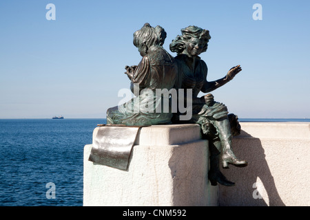 Bronze-Statuen an der Küste von Frauen nähen, Piazza dell'Unita Triest Italien Stockfoto