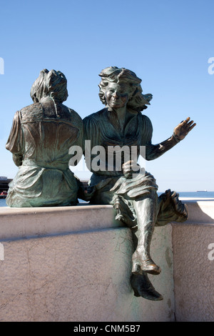 Bronze-Statuen an der Küste von Frauen nähen, Piazza dell'Unita Triest Italien Stockfoto