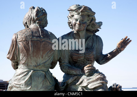 Bronze-Statuen an der Küste von Frauen nähen, Piazza dell'Unita Triest Italien Stockfoto