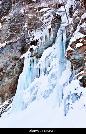 Riesige Eiszapfen gebildet in einem Wasserfall auf dem Berg Stockfoto