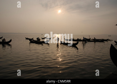 Eine Fischerei Szene bei Sonnenaufgang in den Backwaters von Kerala, Indien Stockfoto