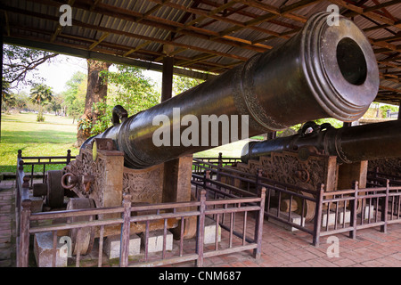 Eines der neun Gottheiten Kanonen, neben Ngan Tor am Eingang der Zitadelle, Hue, Vietnam Stockfoto