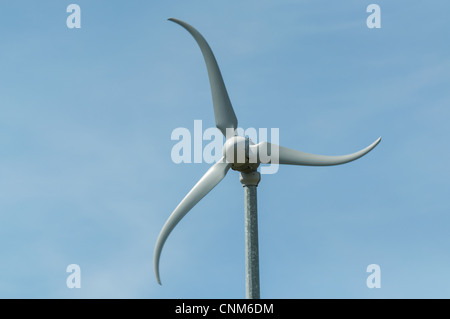 Ein Dreiblatt-Windrad dreht sich im Wind. Stockfoto